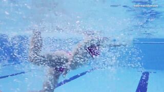 Elena Proklova spreading legs underwater