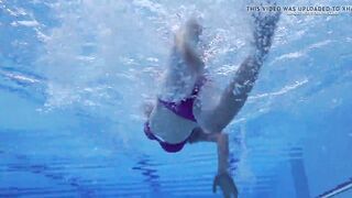 Elena Proklova spreading legs underwater