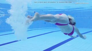 Elena Proklova spreading legs underwater
