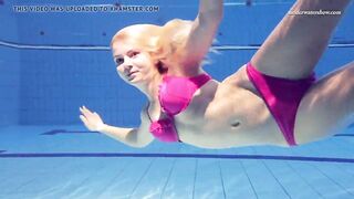 Elena Proklova spreading legs underwater