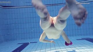 Elena Proklova spreading legs underwater