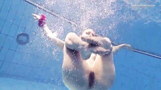 Elena Proklova spreading legs underwater