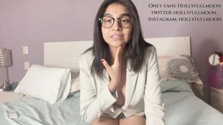 Universitaria cachonda le manda un clip a su profesor masturbandose y hablando sucio para aprobar
