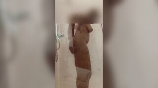 قحبة سعودية جسمها نار تخون زوجها وتدخل الحمام تتناك من صديقها الامريكي ابغاك تنيكني بقوة Saudi whore