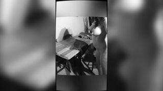 Ragazza masturba poi la scopo sul tavolo e sulla sedia