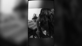Ragazza masturba poi la scopo sul tavolo e sulla sedia