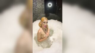 ACOMPAÑA A ARIGATO GATT A MASTURBARSE EN EL JACUZZI