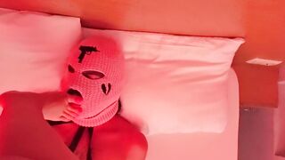 Elleri arkadan bağlı ayak yalıyor. Konuşmalara bayılacaksınız.Turkish lover sahibe fert toes lick