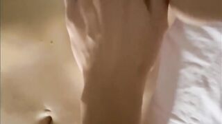 Je frotte ma bite sur son clito et lui éjacule sur le corps ! FRENCH AMATEUR !