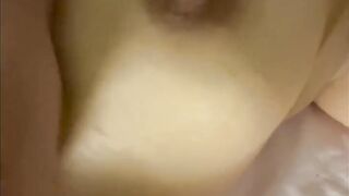 Je frotte ma bite sur son clito et lui éjacule sur le corps ! FRENCH AMATEUR !