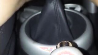 Nel culo non gli basta e si impala sul cambio dell'auto