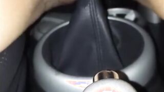 Nel culo non gli basta e si impala sul cambio dell'auto