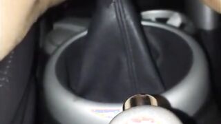 Nel culo non gli basta e si impala sul cambio dell'auto