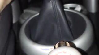 Nel culo non gli basta e si impala sul cambio dell'auto