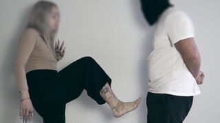 Barefoot Ballbusting