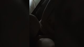 家族のいるリビングルームの隣でこっそりオナニー