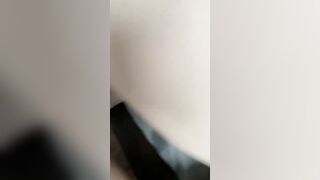 Elle gicle partout pendant que je la baise par derrière