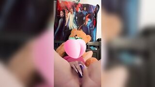 Thin 18 yo satisfies herself and orgasms with sex toy before bed