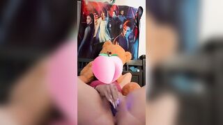 Thin 18 yo satisfies herself and orgasms with sex toy before bed