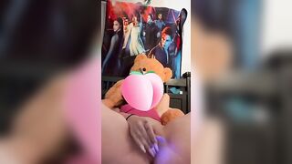 Thin 18 yo satisfies herself and orgasms with sex toy before bed