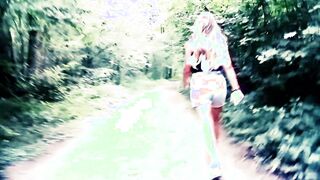 Je lui suce sa bonne bite et il me baise pendant une balade dans les bois