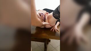 Torno a casa e la trovo che si masturba figa e culo con il vibratore e la riempio di sborra
