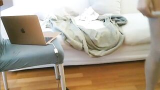 Fighetta italiana si spoglia in web web cam e si mette a pecorina