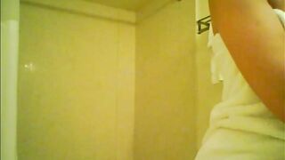 Hot Paola doing Squats naked into the bathroom