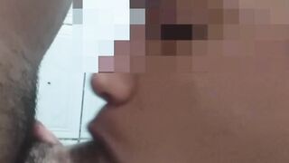 Mamada profunda y meada a chorro