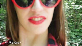 je suce et je baise avec des inconnus dans les bois (risky real outdoors sex amateur)