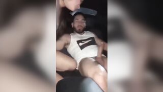 Me follo a dos amigas en el carro