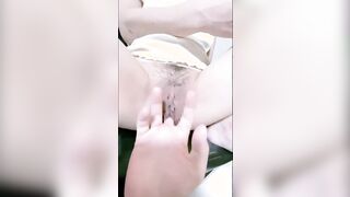 【素人】新婚夫婦の日常 カメラの前で初めて前戯 手マンが気持ちよすぎて激濡れ！