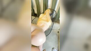 Rubia culona es follada en four en una silla