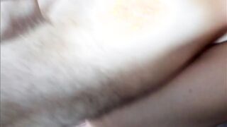 Il me baise sur la table de grind