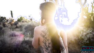 Tattooed MILF Reed outdoor striptease