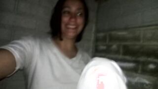 ME MASTURBO EN EL BALCON DE MI CASA FRENTE A MIS VECINOS Y TENGO UN SQUIRTING