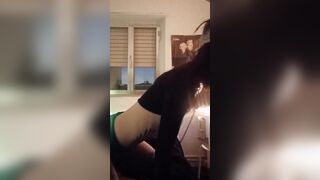 Gotica sumisa tatuada me hace una mamada cuando sus padres no están en casa