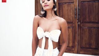 Daring young eastern Putri Cinta showing off her asshole