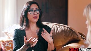 Busty therapist dived into MILFs pussy