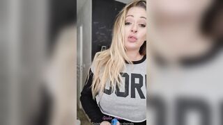 Je me baise la chatte et me fais squirter