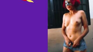 Senhora Pimenta faz um Striptease enquanto fuma sensualmente um charuto.