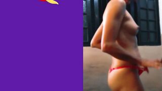 Senhora Pimenta faz um Striptease enquanto fuma sensualmente um charuto.