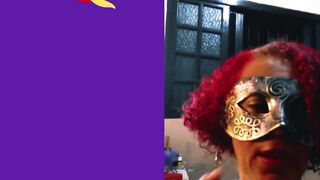 Senhora Pimenta faz um Striptease enquanto fuma sensualmente um charuto.