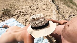 Un inconnu me surprend a me masturber il me baise des gens sur la plage regardent