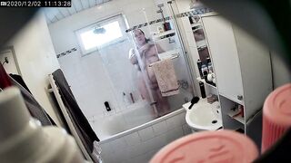 Salope sous la douche en web web cam cachee