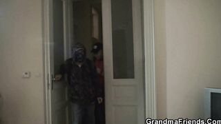 Mature mommy is screwed by 2 19 year old thiefs