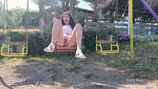 Плохая девчонка пописала когда каталась на качелях