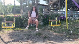 Плохая девчонка пописала когда каталась на качелях
