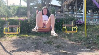 Плохая девчонка пописала когда каталась на качелях