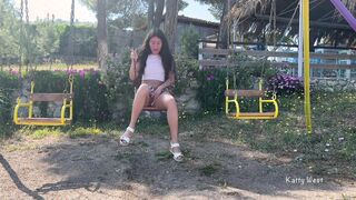 Плохая девчонка пописала когда каталась на качелях